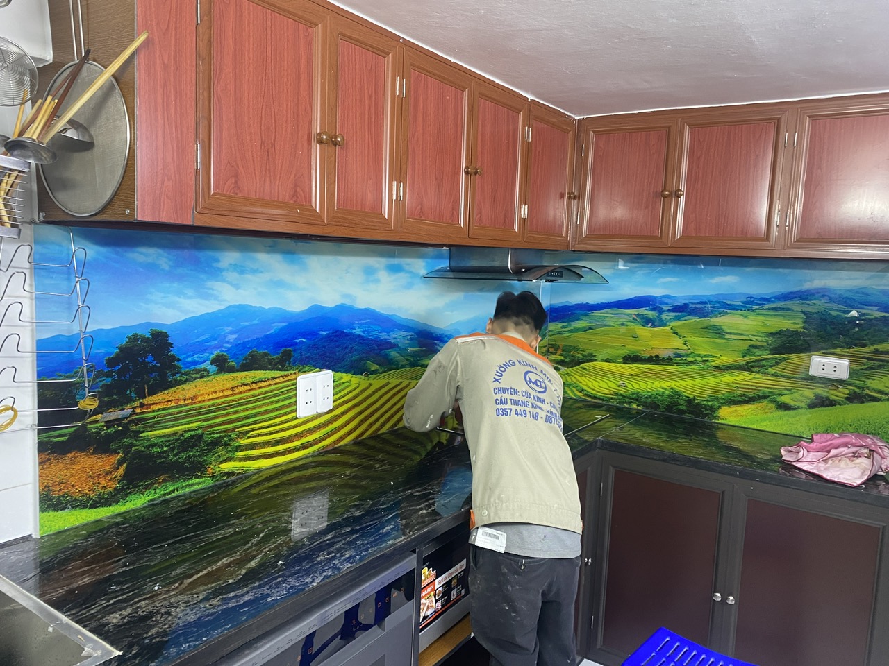 Đội ngũ Minh Thư Glass thi công kính ốp bếp 3D