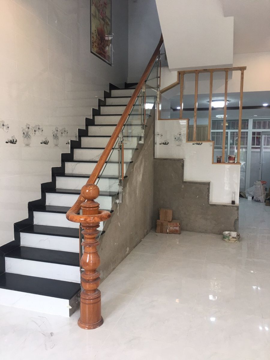 Thi công lắp đặt chân trụ cầu thang kính