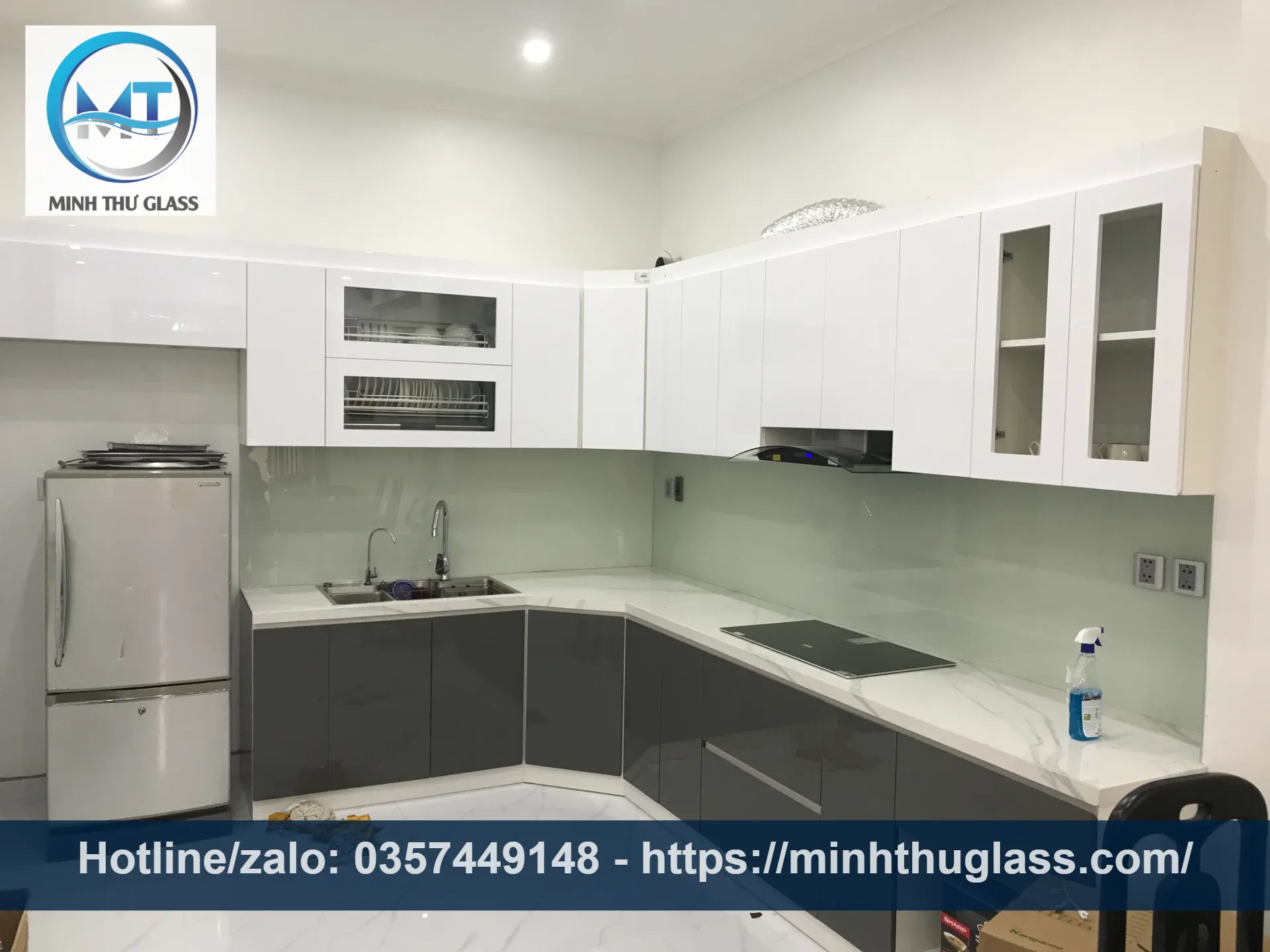 Kính bếp màu trắng sữa hợp phong thủy mệnh Kim