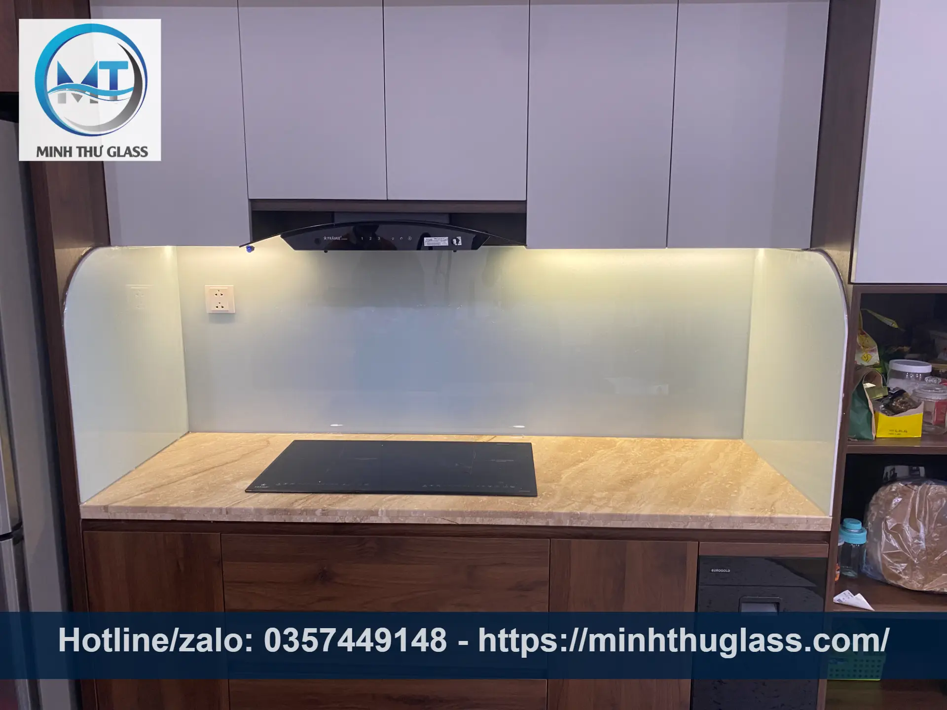 Kính bếp màu trắng sữa cho bếp tối giản