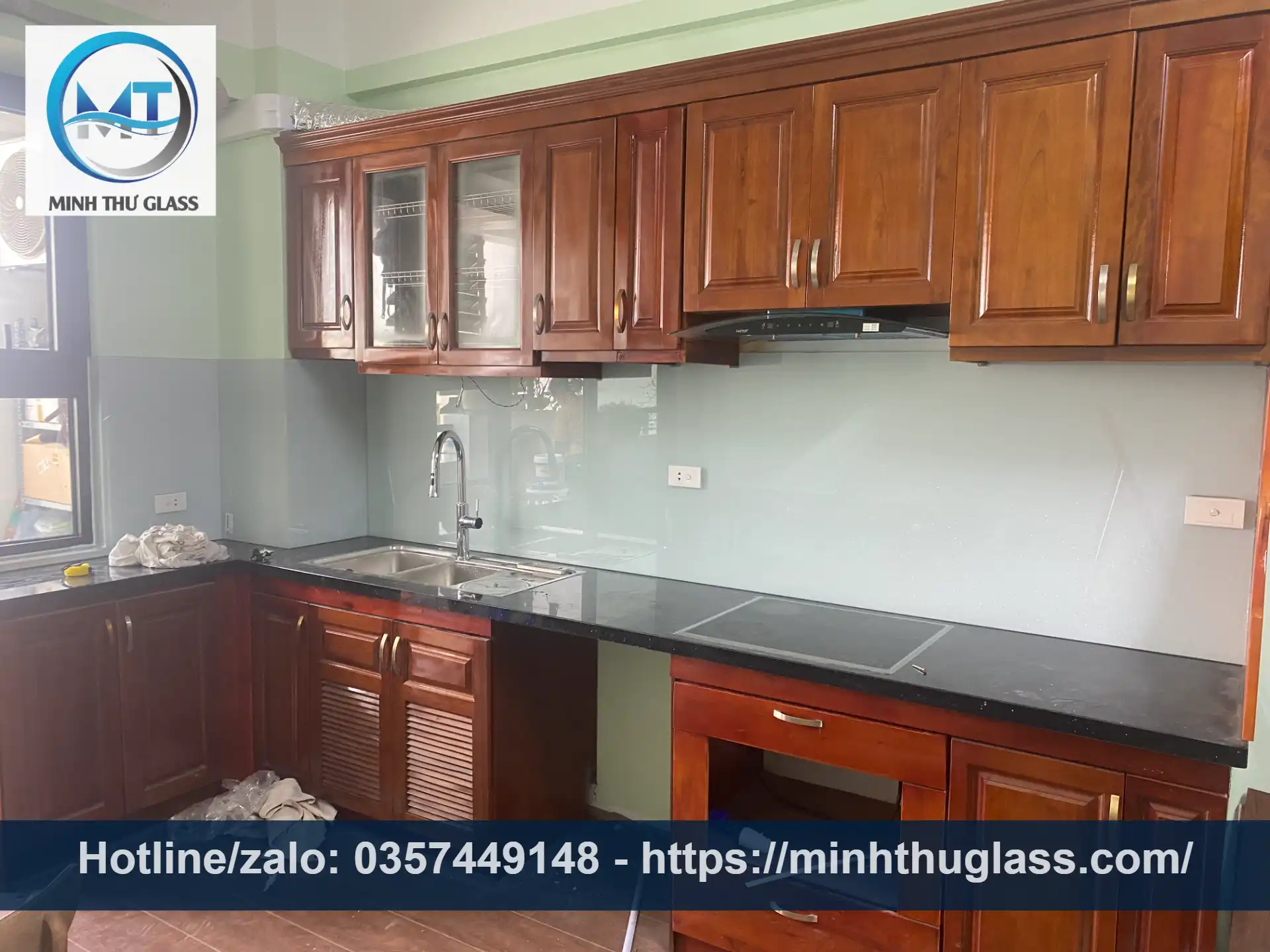 Kính bếp màu trắng sữa mang lại vẻ sang trọng