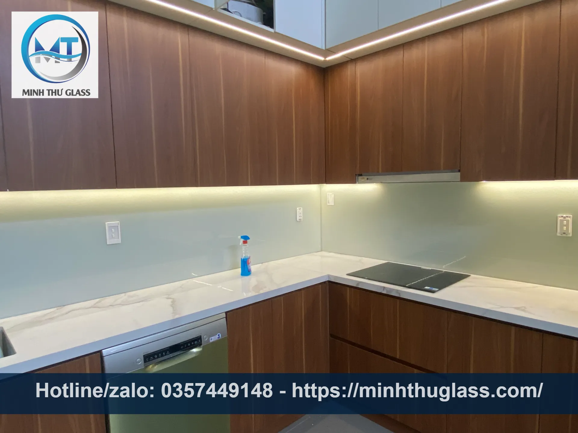 Kính bếp màu trắng sữa cho không gian mở