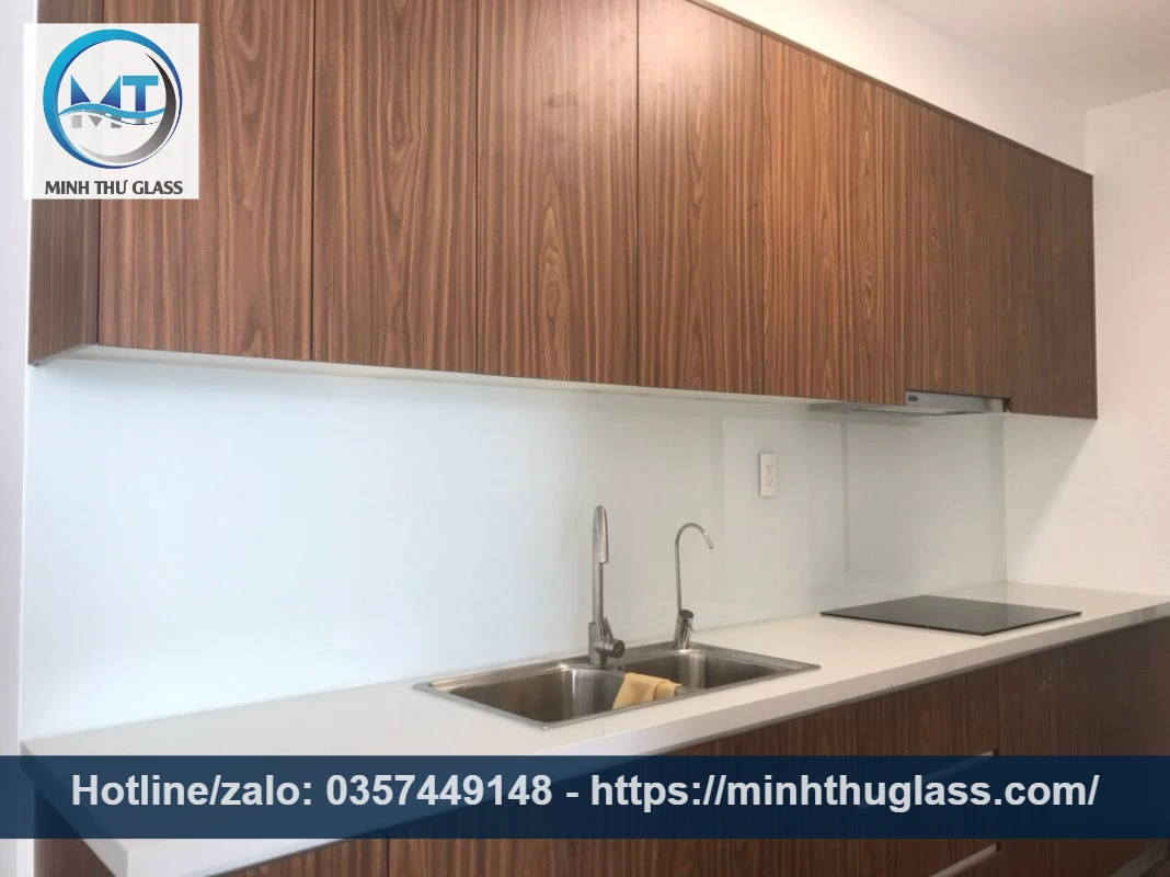 Kính bếp màu trắng sữa tối ưu ánh sáng tự nhiên