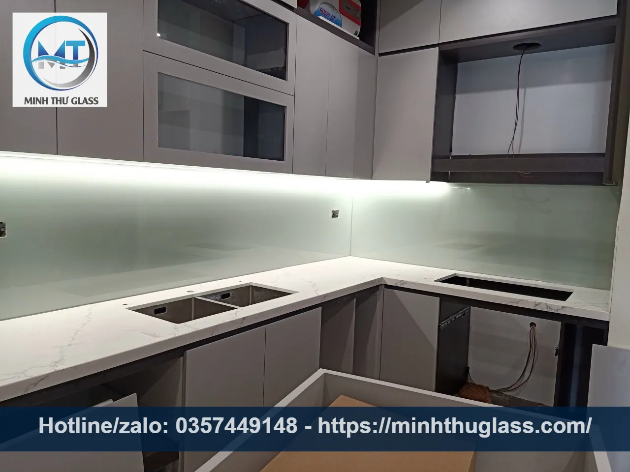 Kính bếp màu trắng sữa hài hòa với đảo bếp