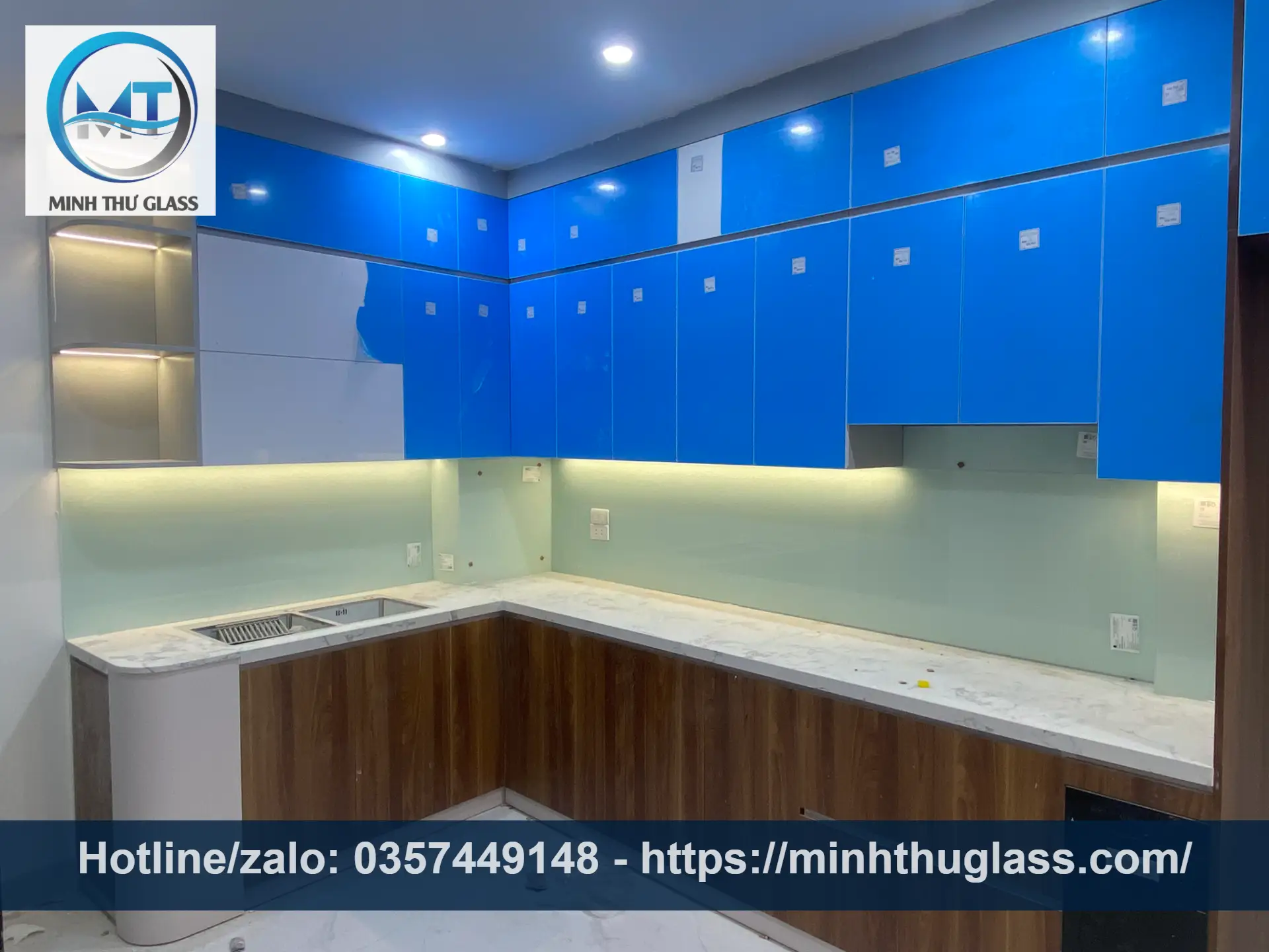 Kính bếp màu trắng sữa với đèn LED chiếu sáng