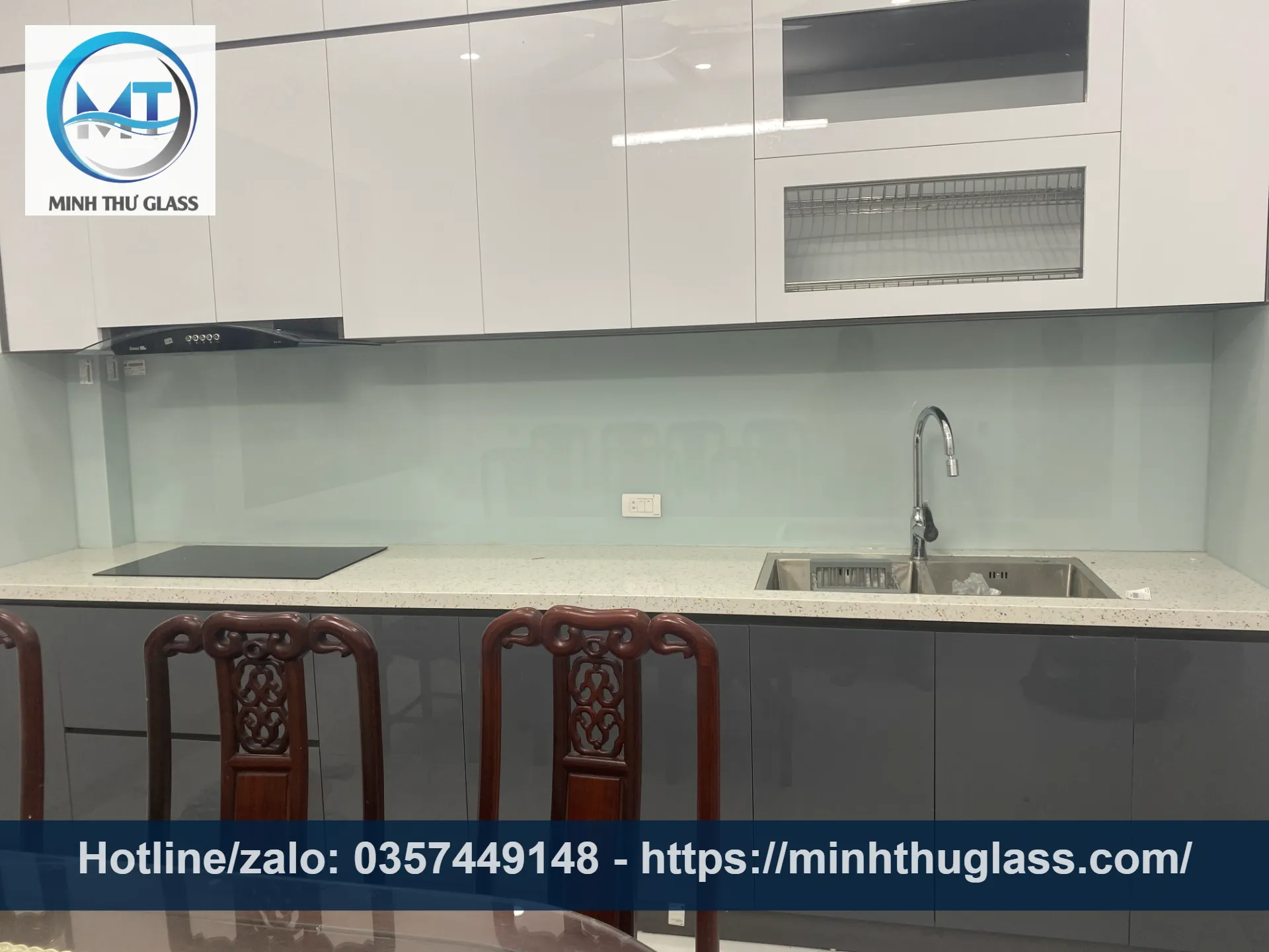 Tông màu ghi sáng sang trọng Căn bếp sử dụng kính màu ghi sáng