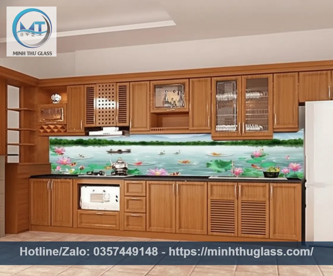 Kính ốp bếp 3D cá chép hoa sen, mang ý nghĩa phong thủy tốt lành Kính ốp bếp 3D cá chép hoa sen phong thủy