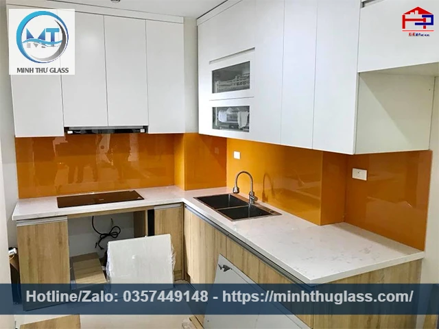 Kính ốp bếp cường lực dễ dàng vệ sinh