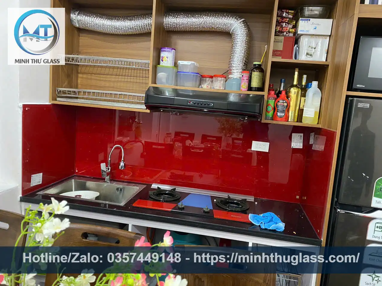 Kính ốp bếp cường lực màu đỏ ruby nổi bật