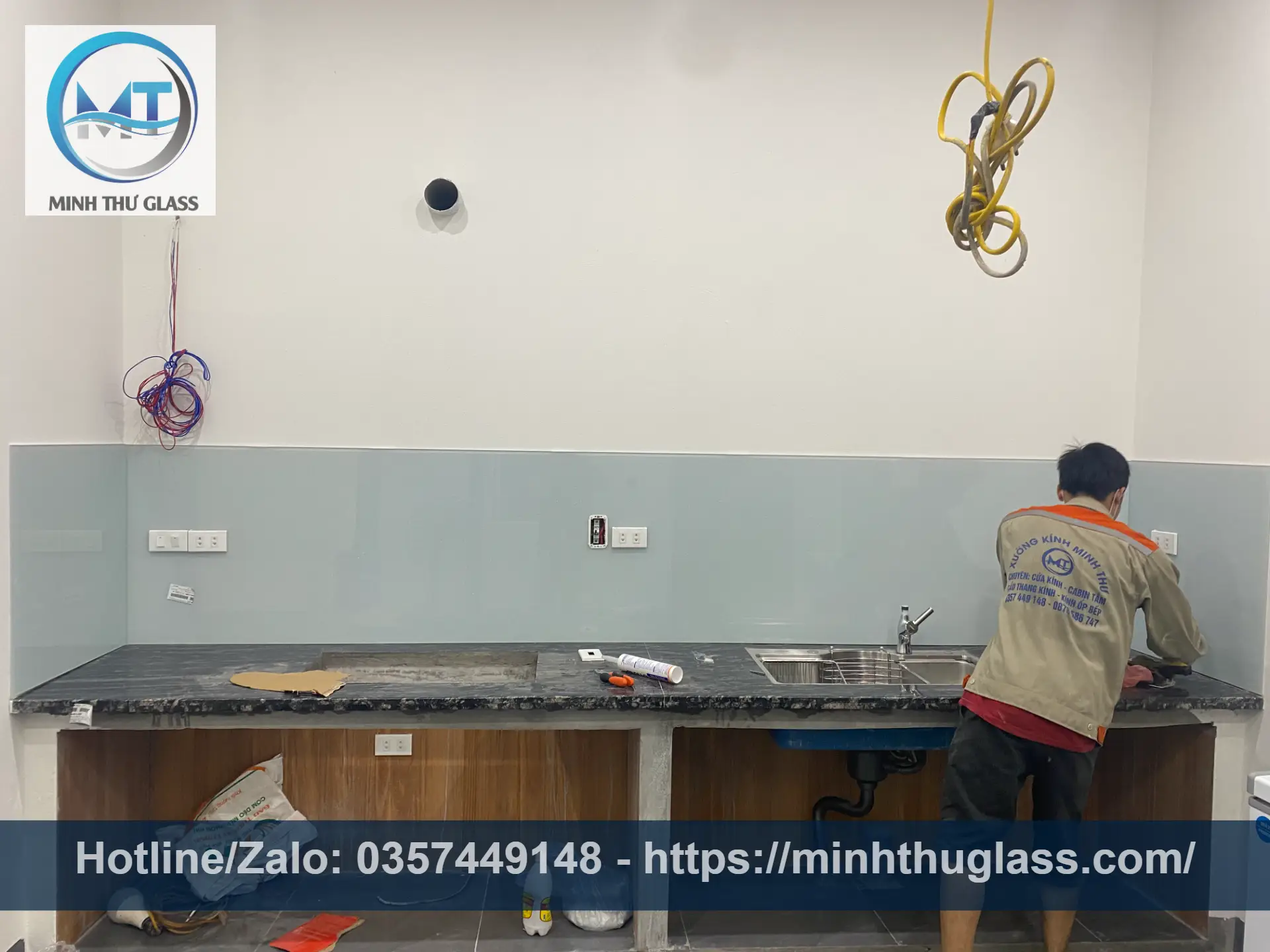 Kính ốp bếp cường lực màu ghi hiện đại