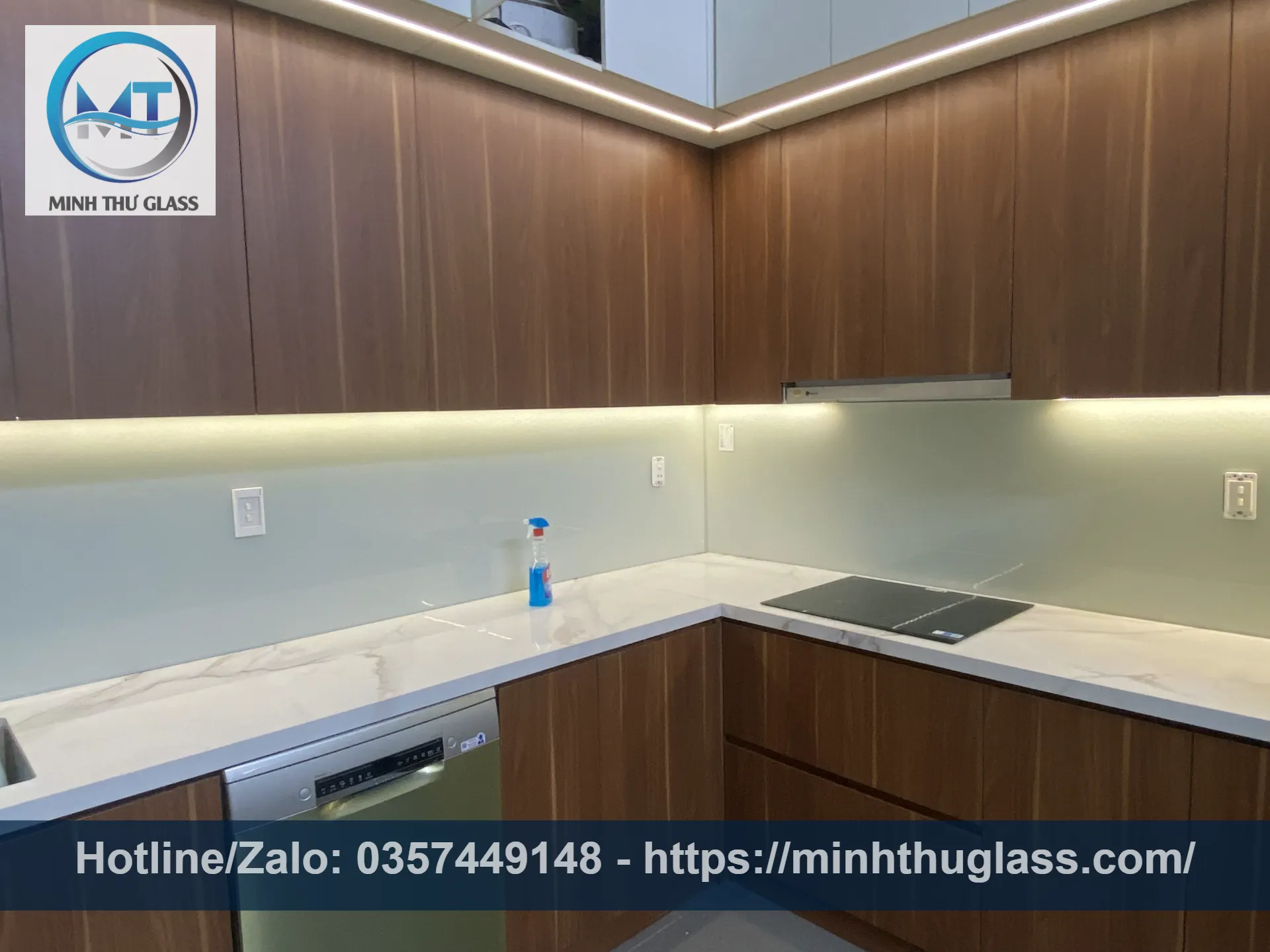 Kính ốp bếp cường lực màu trắng sữa tinh tế