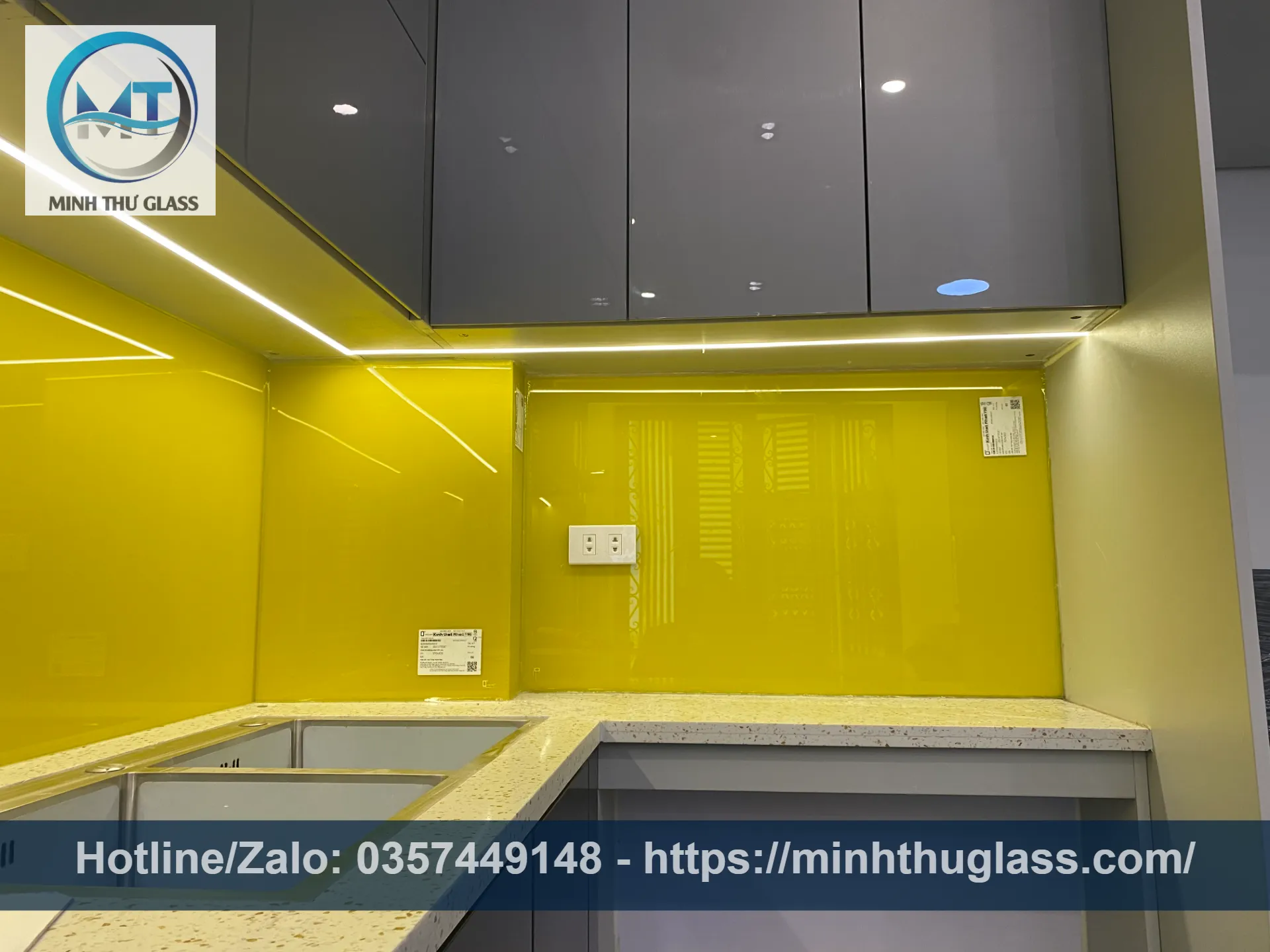 Kính ốp bếp cường lực màu vàng chanh trẻ trung