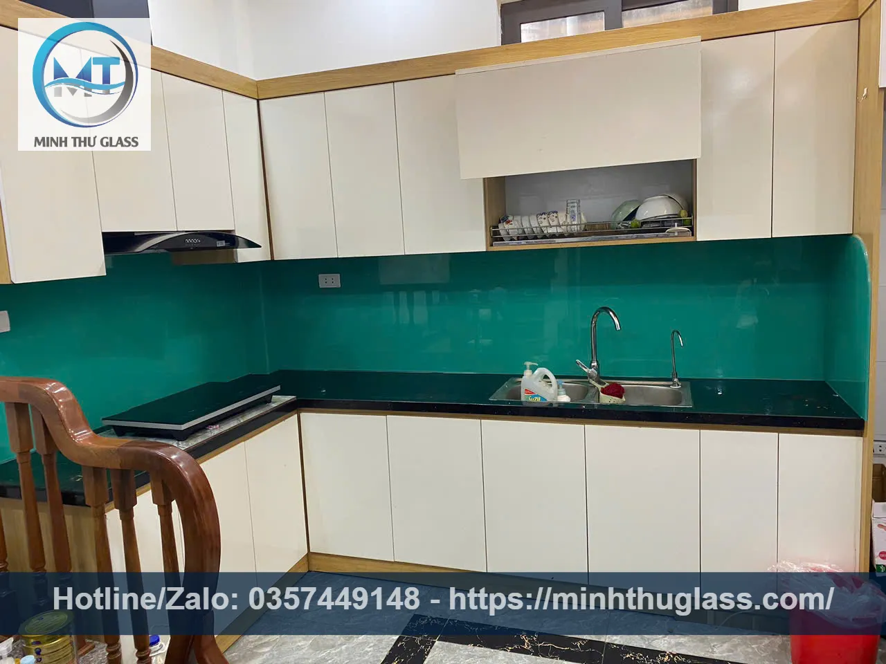 Kính ốp bếp cường lực màu xanh ngọc hiện đại