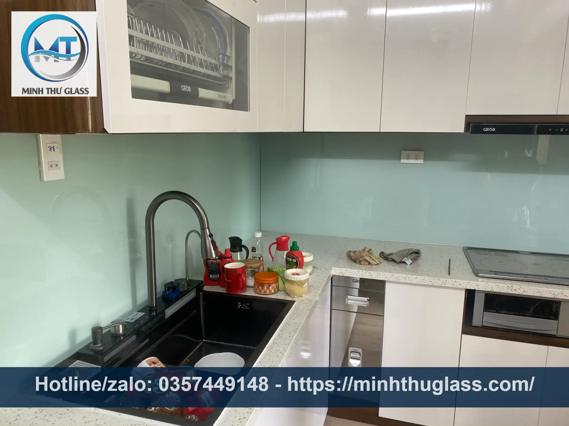 Kính ốp bếp màu ghi ánh xanh độc đáo