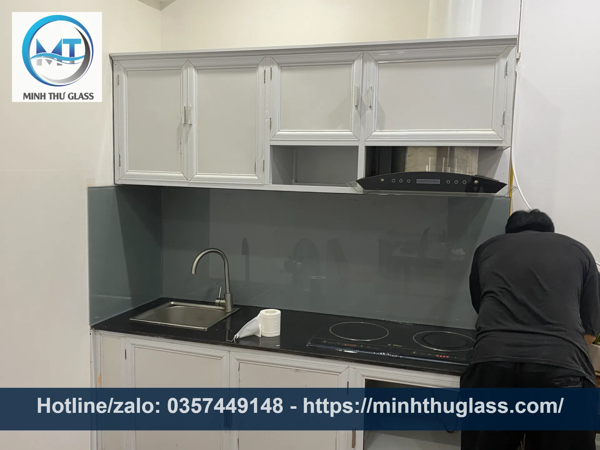 Kính ốp bếp màu ghi đậm tạo điểm nhấn cá tính