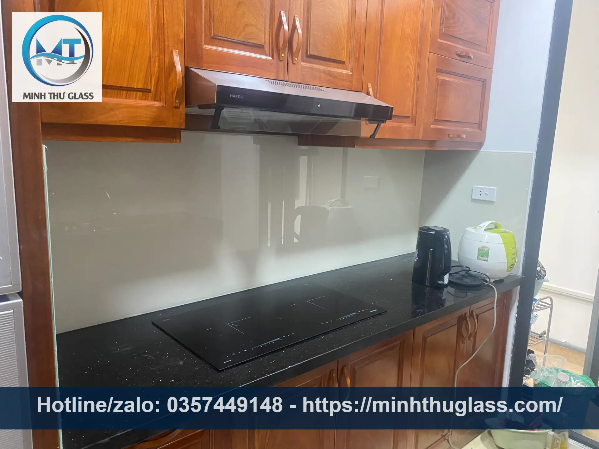 Kính ốp bếp màu ghi phối với tủ gỗ tự nhiên