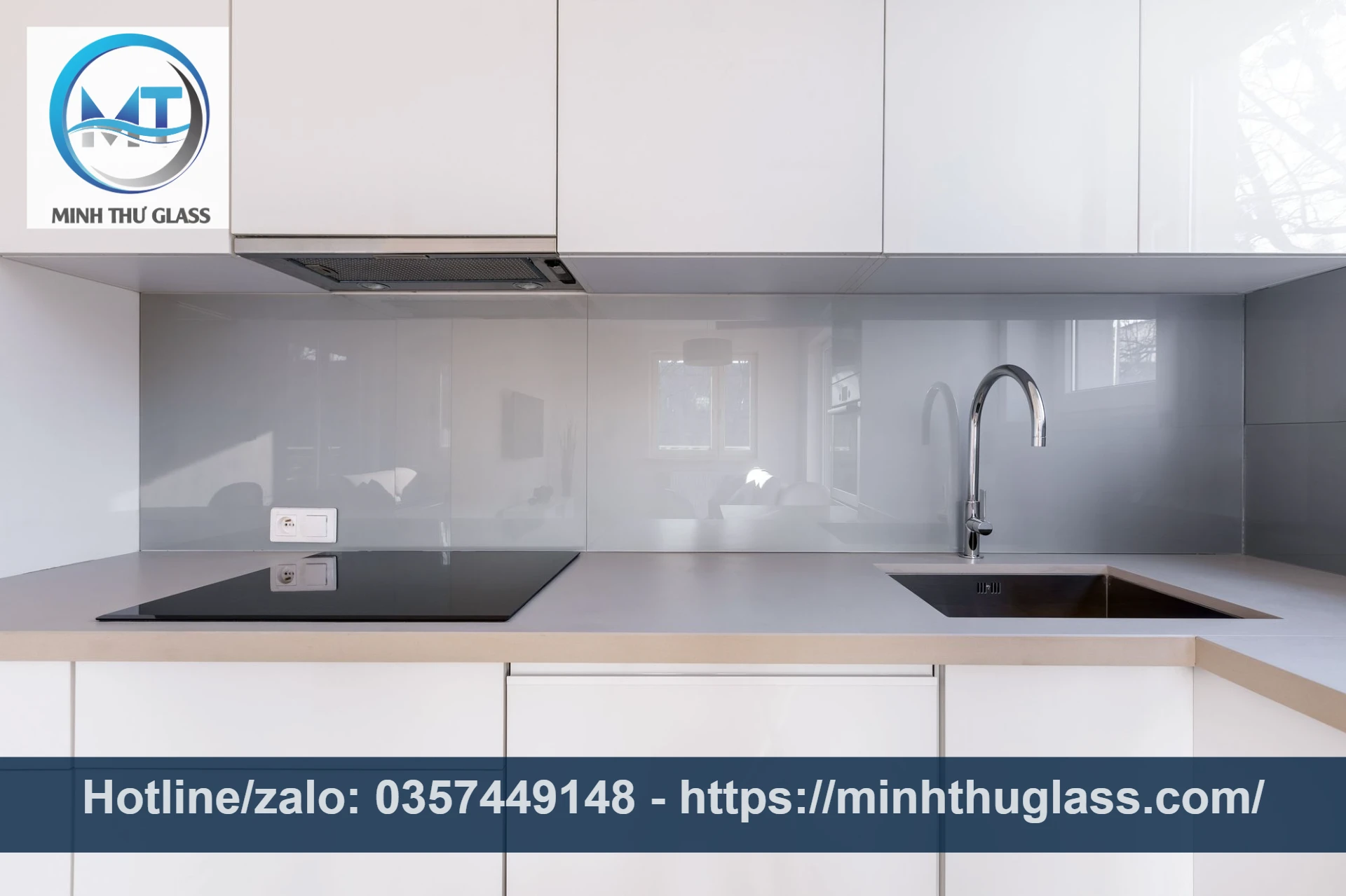 Kính ốp bếp màu ghi sáng cho không gian hiện đại