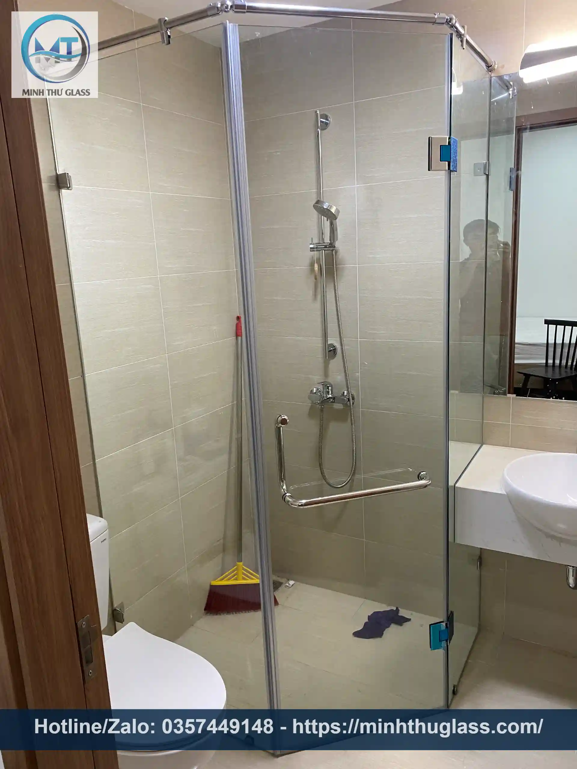 Phòng tắm kính vát góc 135 độ sang trọng