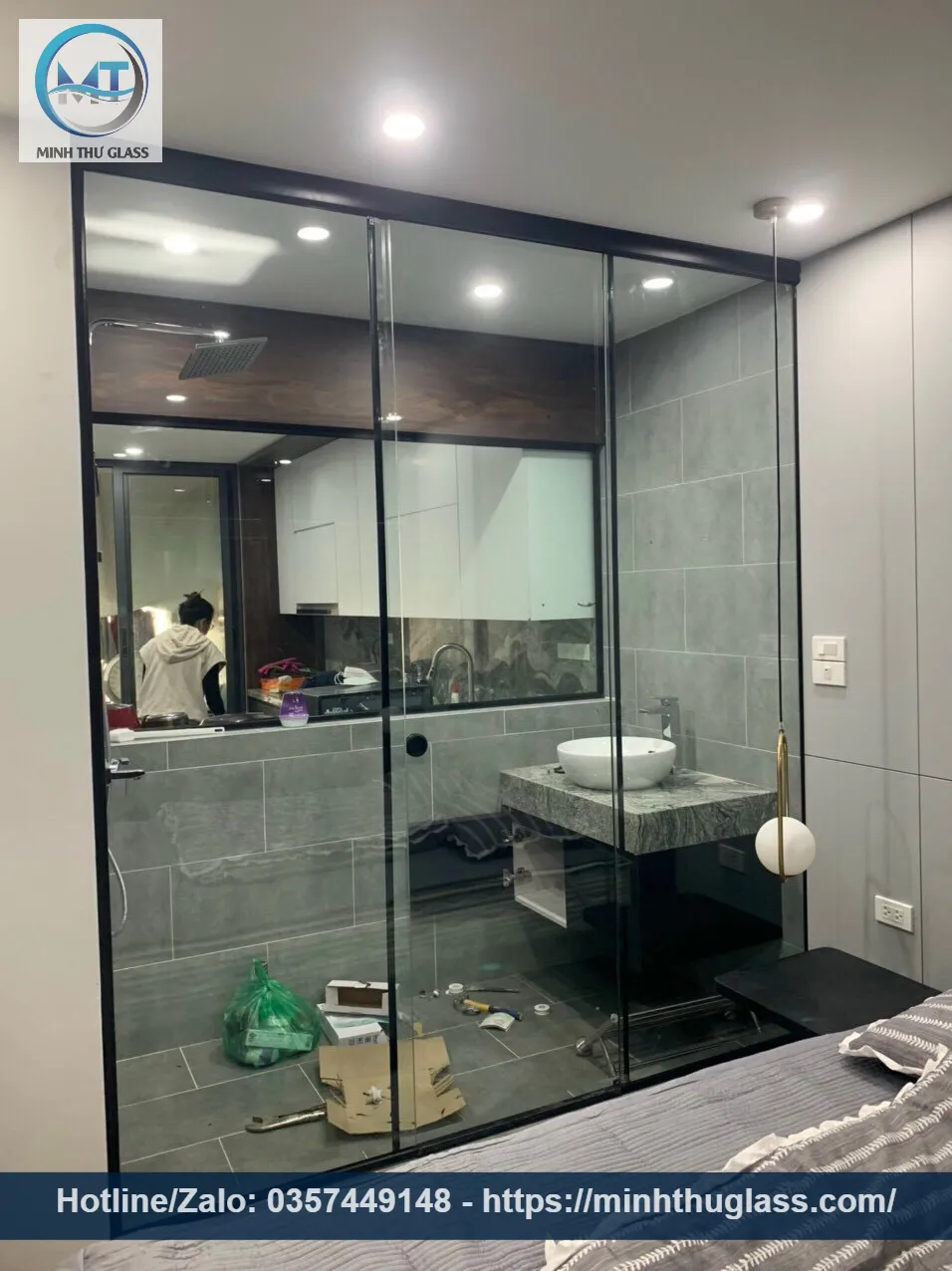 Vách tắm kính đứng tạo không gian mở