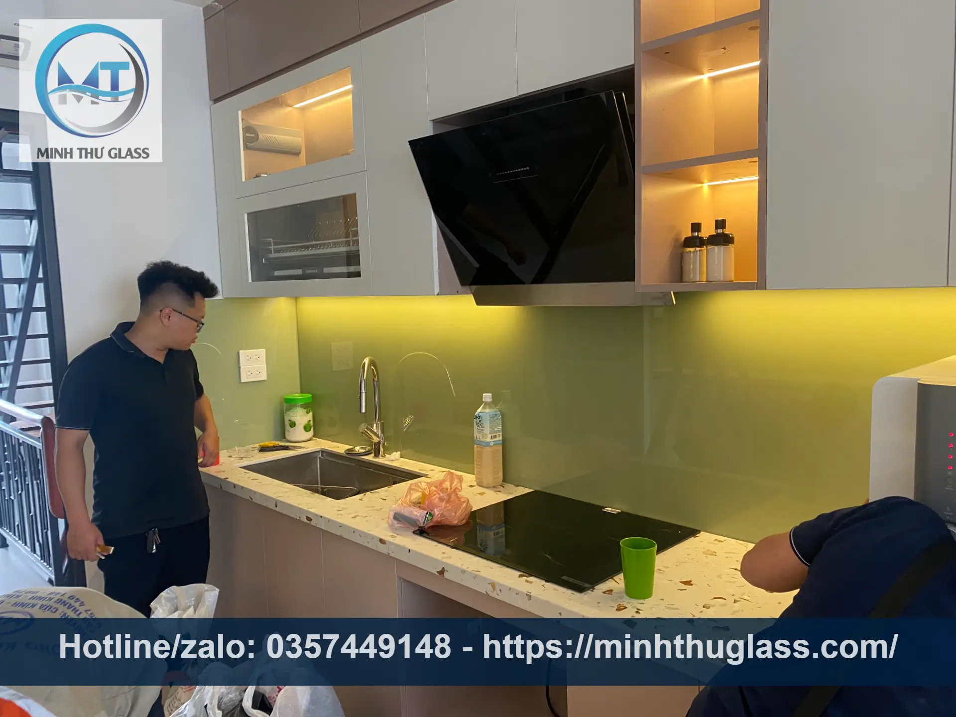 Kính bếp màu vàng chanh giúp mở rộng không gian cho bếp nhỏ Kính bếp màu vàng chanh cho bếp nhỏ