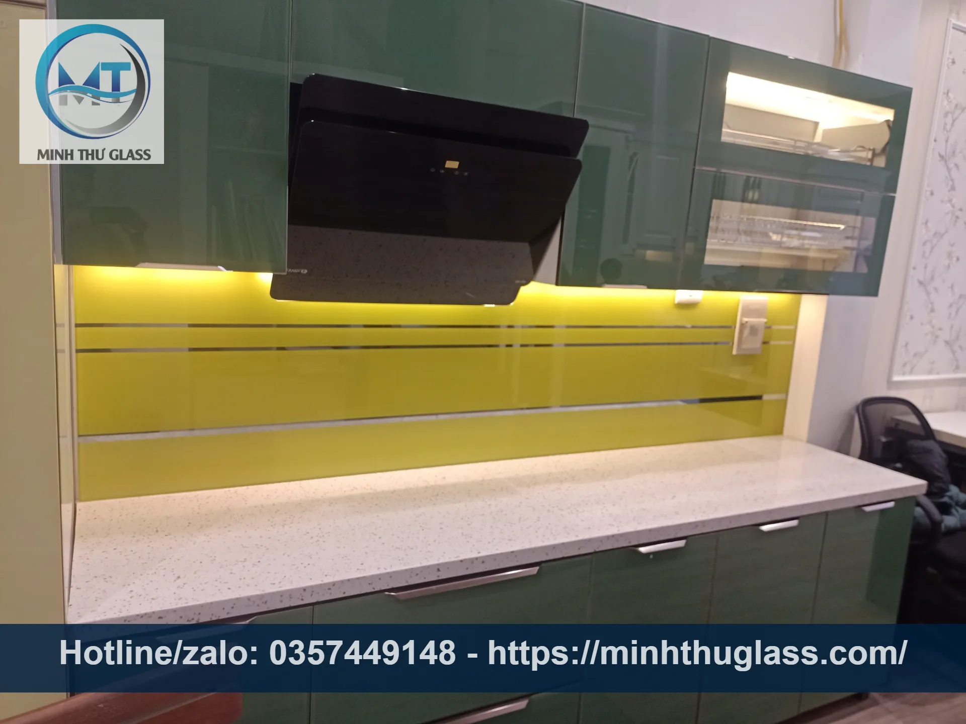 Kính bếp màu vàng chanh hợp phong thủy mệnh Kim, Thổ, mang lại tài lộc Kính bếp màu vàng chanh hợp phong thủy