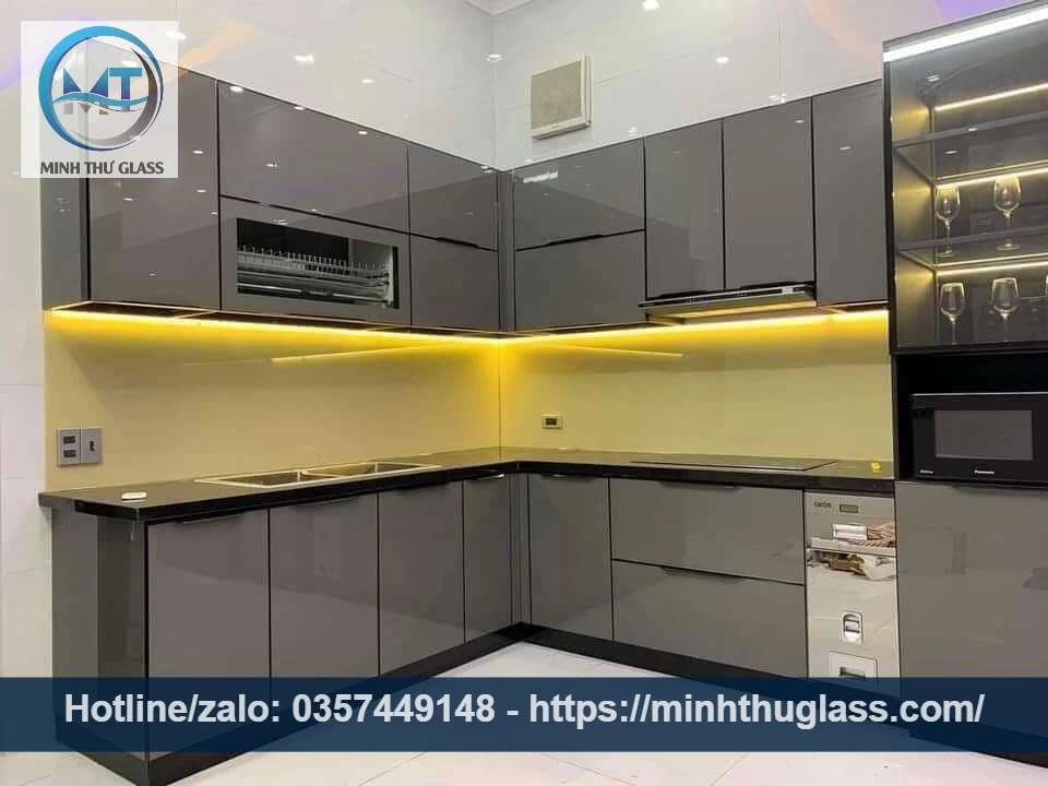 Kính bếp màu vàng chanh tối ưu ánh sáng tự nhiên, làm bừng sáng căn bếp Kính bếp màu vàng chanh tối ưu ánh sáng
