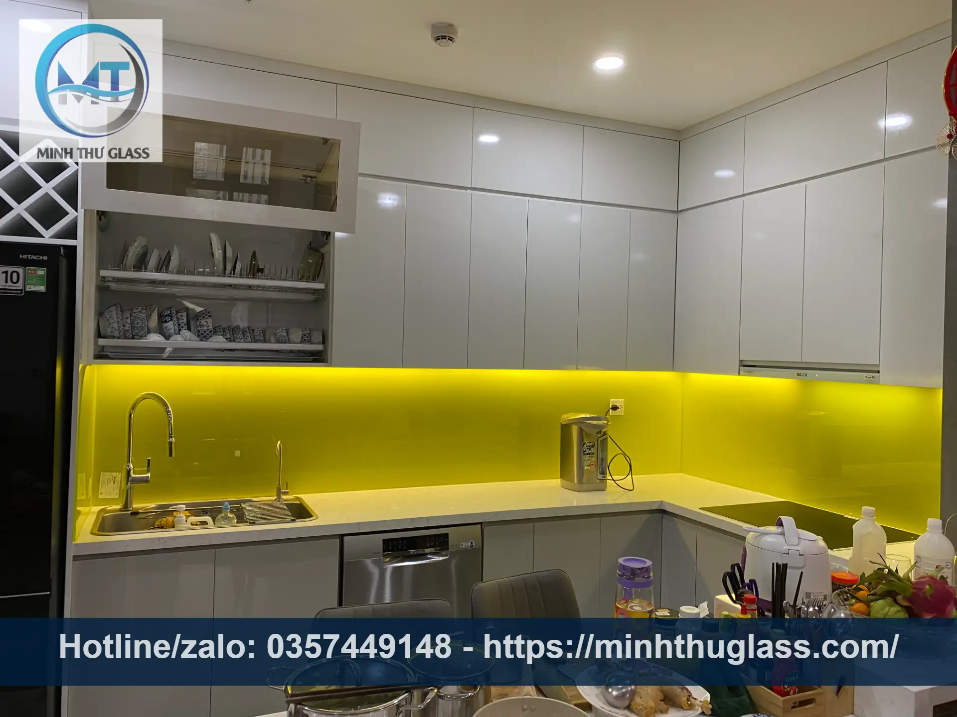 Kính bếp màu vàng chanh phối tủ gỗ sáng, tạo sự ấm áp, gần gũi và hiện đại Kính bếp màu vàng chanh với tủ gỗ sáng ấm áp