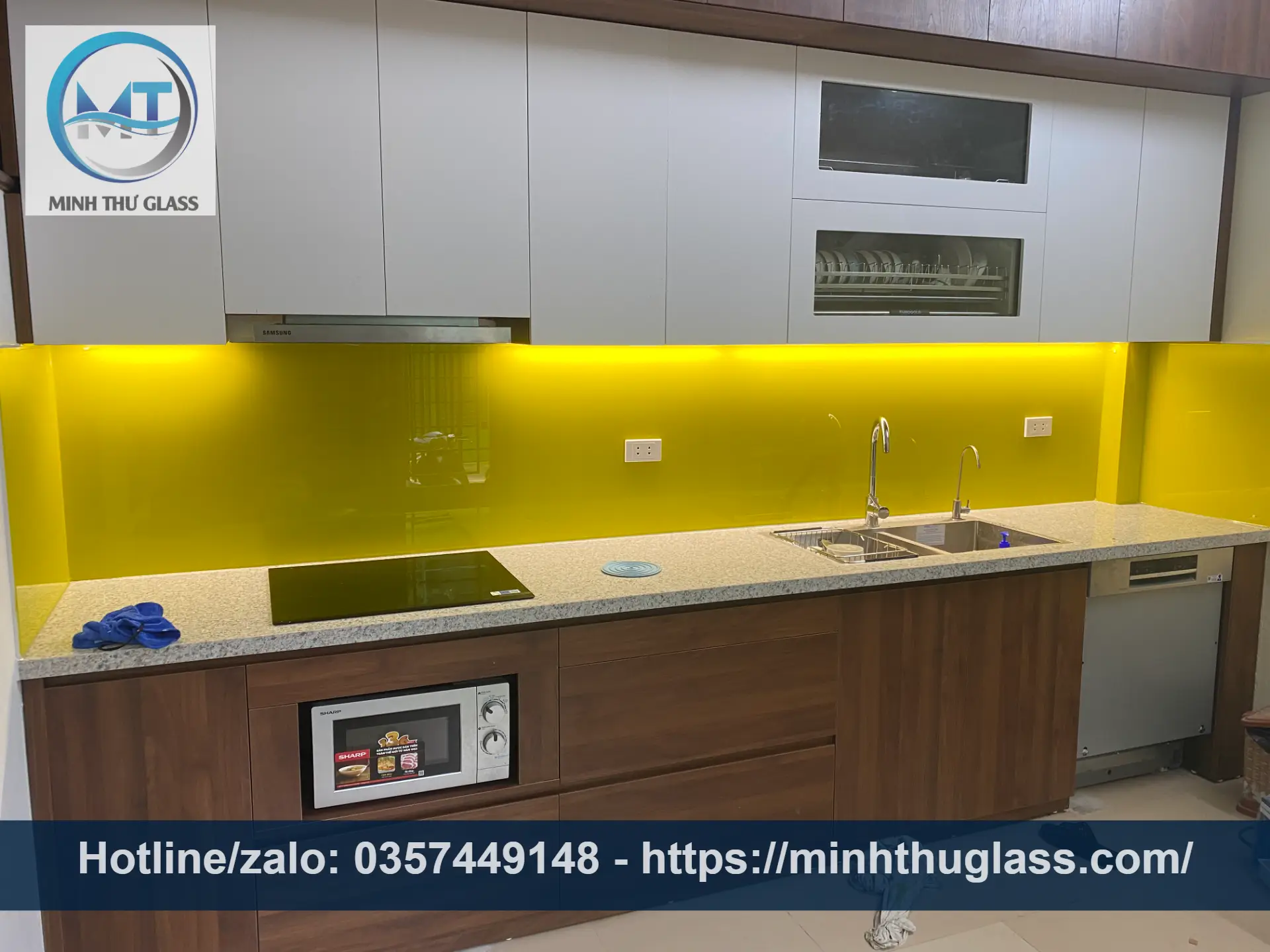 Kính bếp màu vàng chanh phối tủ bếp trắng, tạo không gian hiện đại, tươi sáng Kính bếp màu vàng chanh kết hợp tủ trắng hiện đại