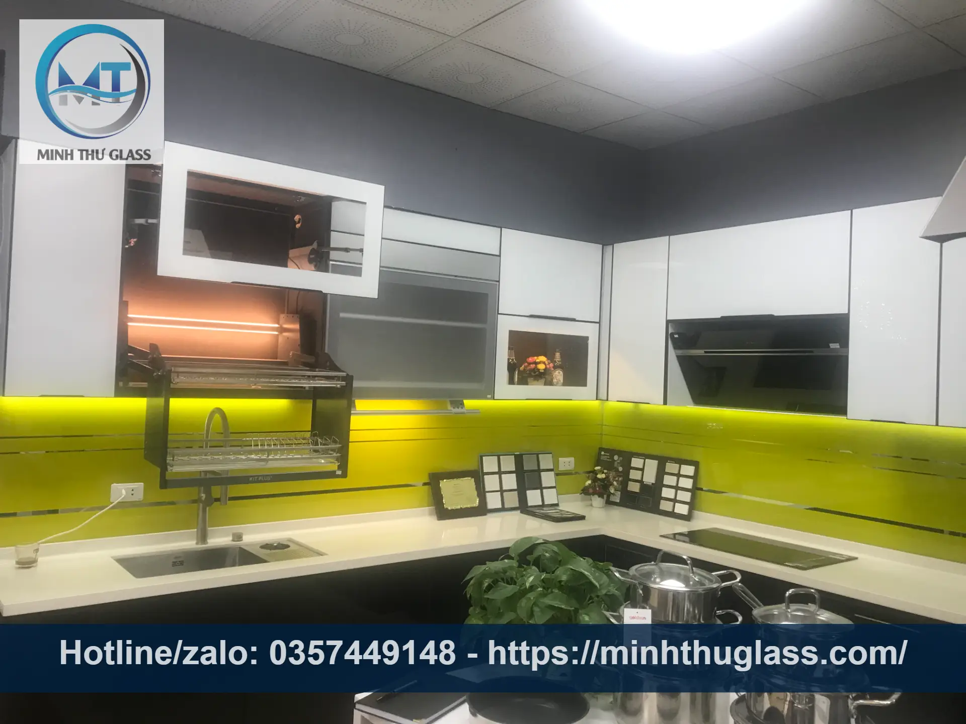 Kính bếp màu vàng chanh phối tủ xám, tạo sự tương phản hiện đại, cá tính Kính bếp màu vàng chanh với tủ xám hiện đại