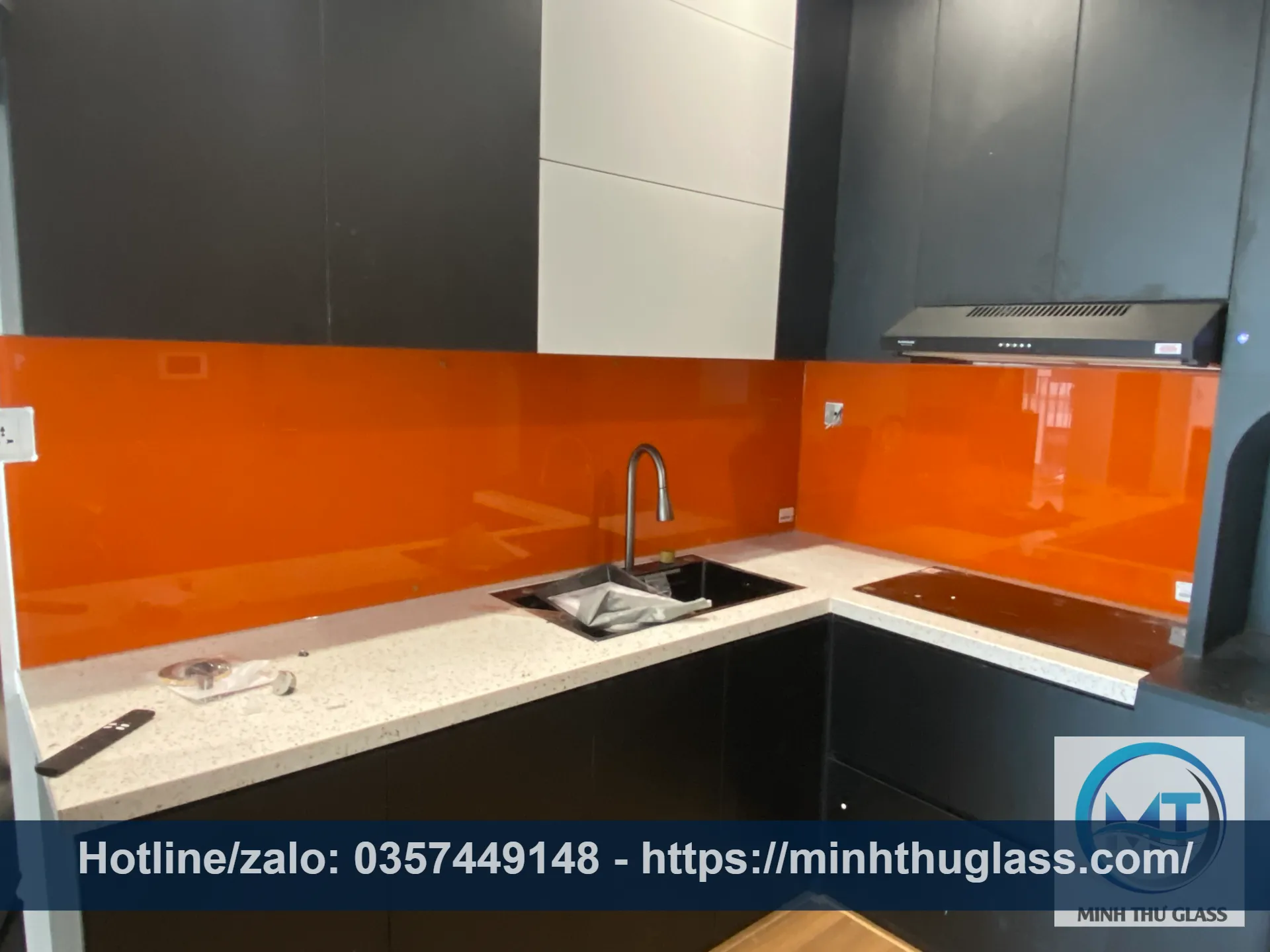 Kính ốp bếp màu cam đất - Độc đáo, cá tính và hiện đại Kính ốp bếp màu cam đất độc đáo