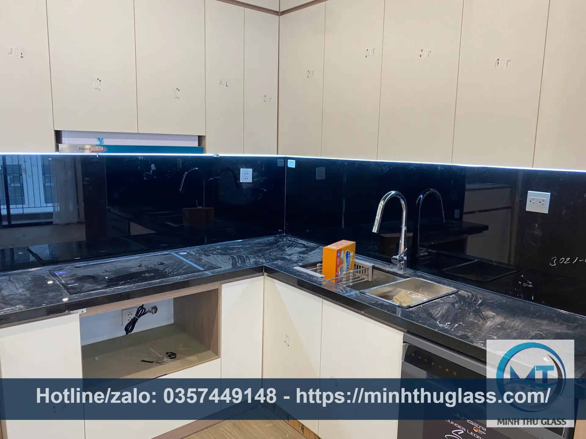 Kính ốp bếp màu đen kim sa - Đẳng cấp, huyền ảo với hiệu ứng lấp lánh Kính ốp bếp màu đen kim sa lấp lánh