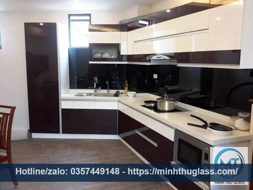 Màu đen mang đến vẻ đẹp huyền bí, sang trọng và đẳng cấp Điểm nhấn nội thất với màu đỏ ruby