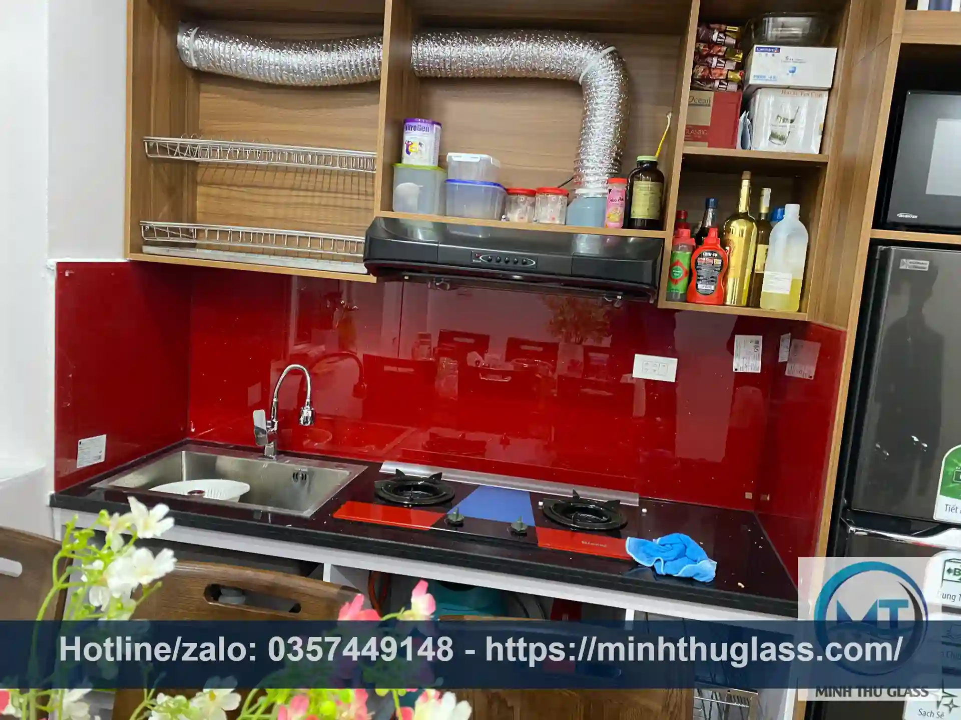 Kính ốp bếp màu đỏ ruby - Nổi bật, cá tính và đầy năng lượng Kính ốp bếp màu đỏ ruby nổi bật