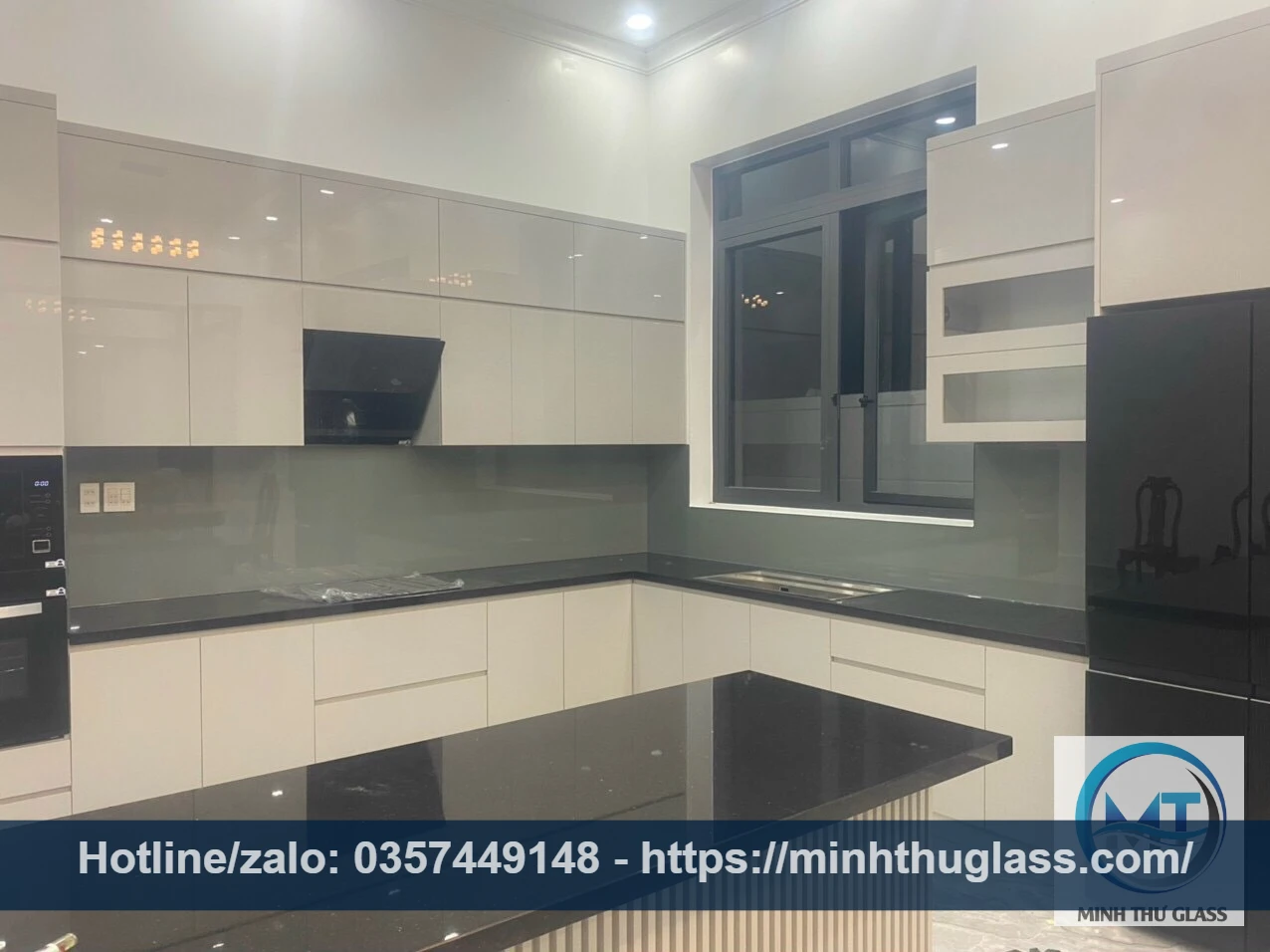 Kính ốp bếp màu ghi xám - Tối giản, hiện đại và dễ vệ sinh Kính ốp bếp màu ghi xám hiện đại