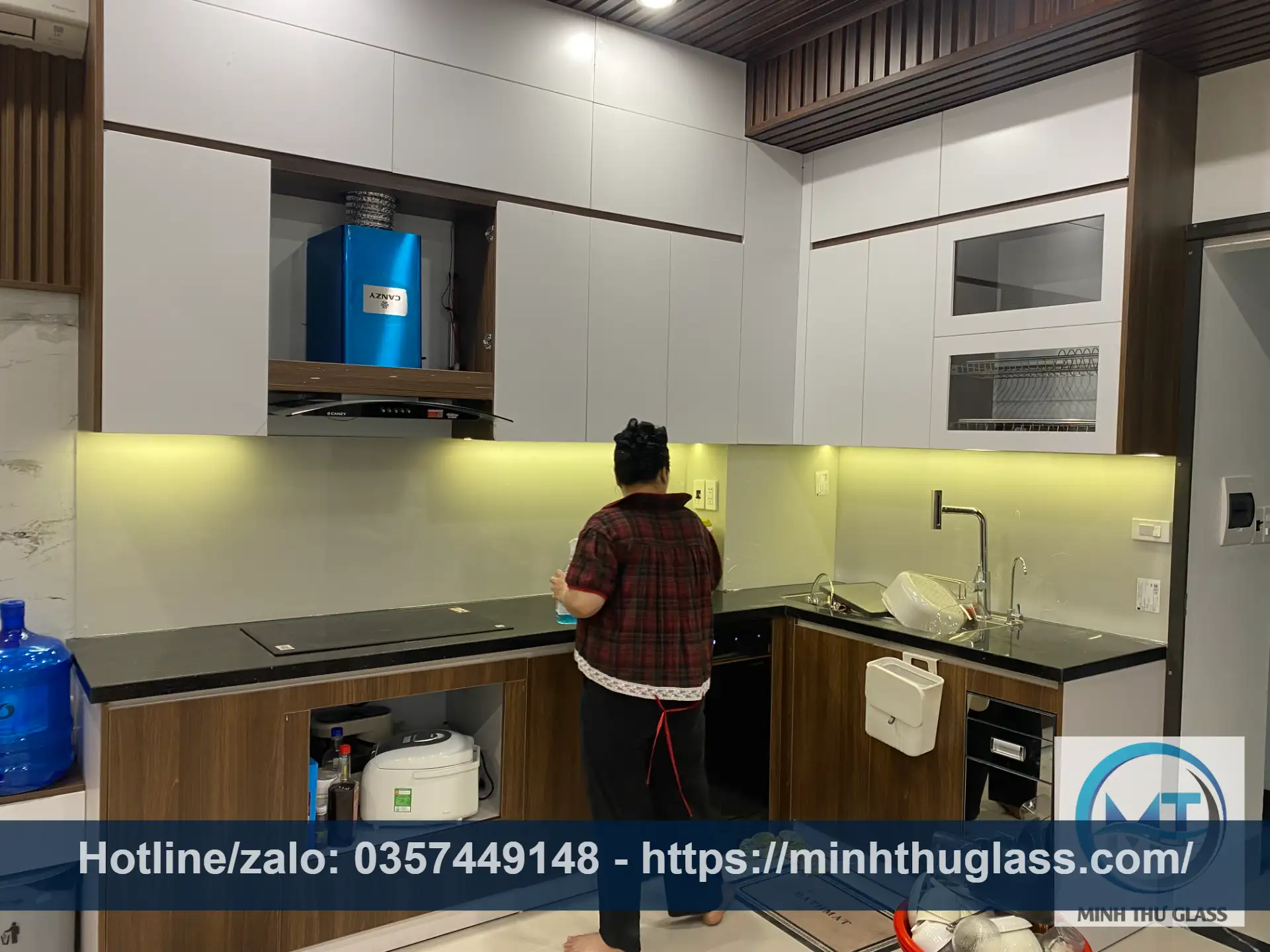 Kính ốp bếp màu kem vàng - Mang lại sự ấm cúng, sang trọng Kính ốp bếp màu kem vàng ấm cúng