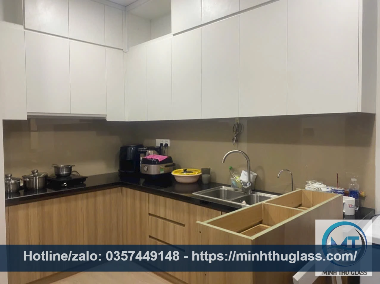 Kính ốp bếp màu socola - Ấm áp, sang trọng, phù hợp không gian cổ điển Kính ốp bếp màu socola ấm áp