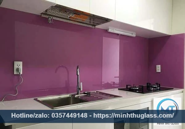 Kính ốp bếp màu tím khoai môn - Lãng mạn, độc đáo và đầy sáng tạo Kính ốp bếp màu tím khoai môn lãng mạn