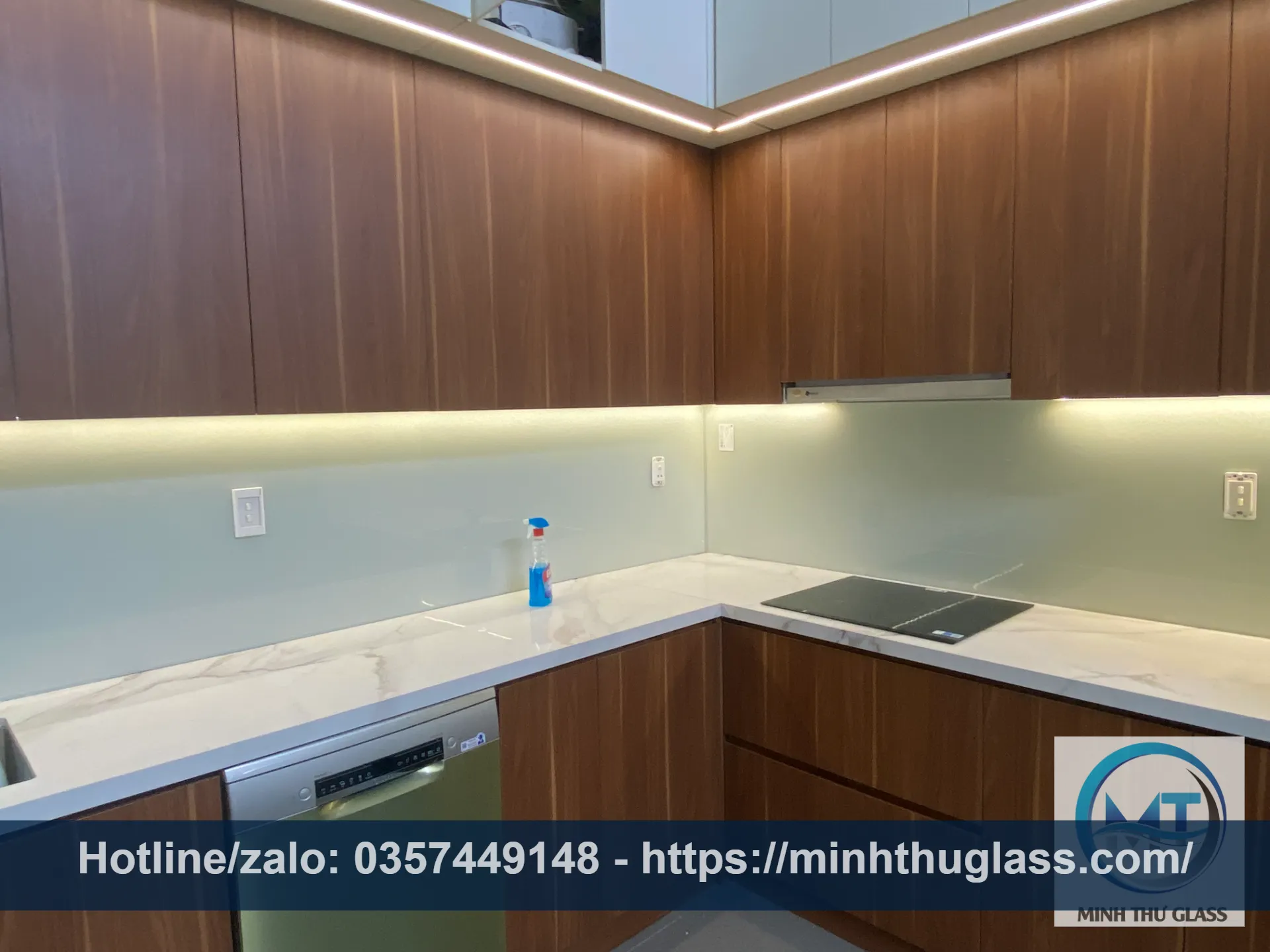 Kính ốp bếp màu trắng sữa - Lựa chọn an toàn, tinh tế cho mọi không gian bếp Kính ốp bếp màu trắng sữa tinh tế