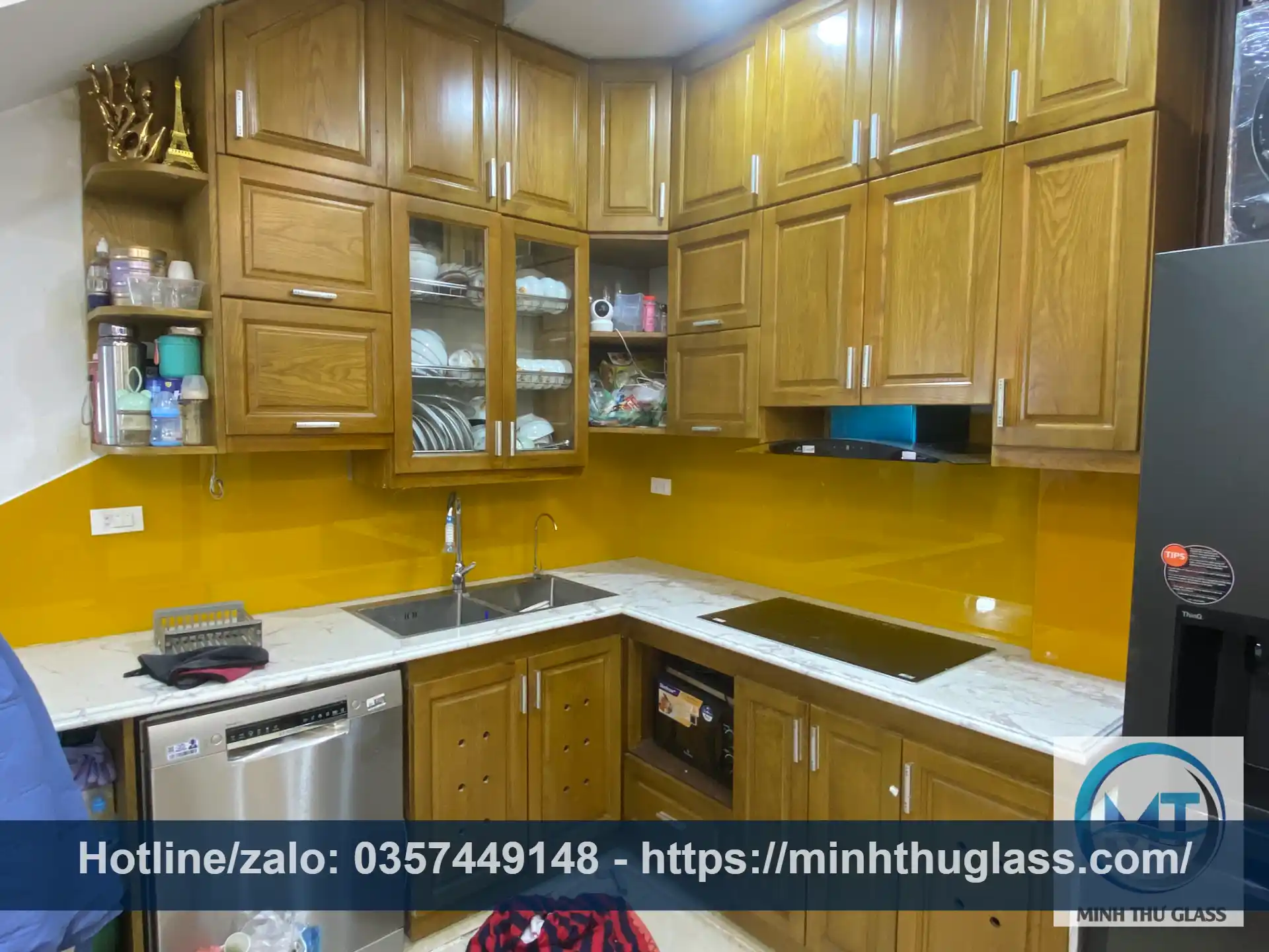 Kính ốp bếp màu vàng đồng - Sang trọng, cổ điển, phù hợp phong cách luxury Kính ốp bếp màu vàng đồng sang trọng