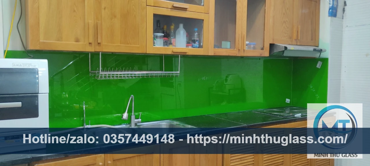 Kính ốp bếp màu xanh lá cây - Gần gũi thiên nhiên, tạo cảm giác thư giãn Kính ốp bếp màu xanh lá cây gần gũi thiên nhiên