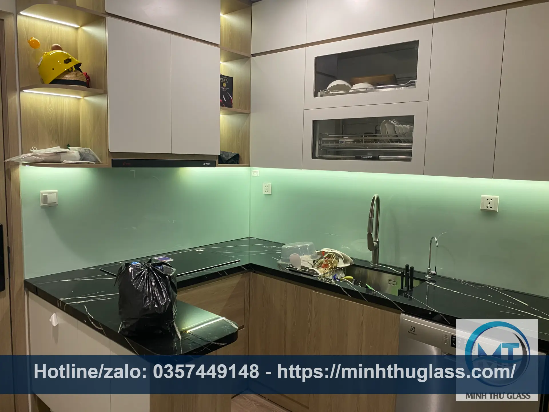 Kính ốp bếp màu xanh mint - Trẻ trung, năng động và phong cách Kính ốp bếp màu xanh mint trẻ trung