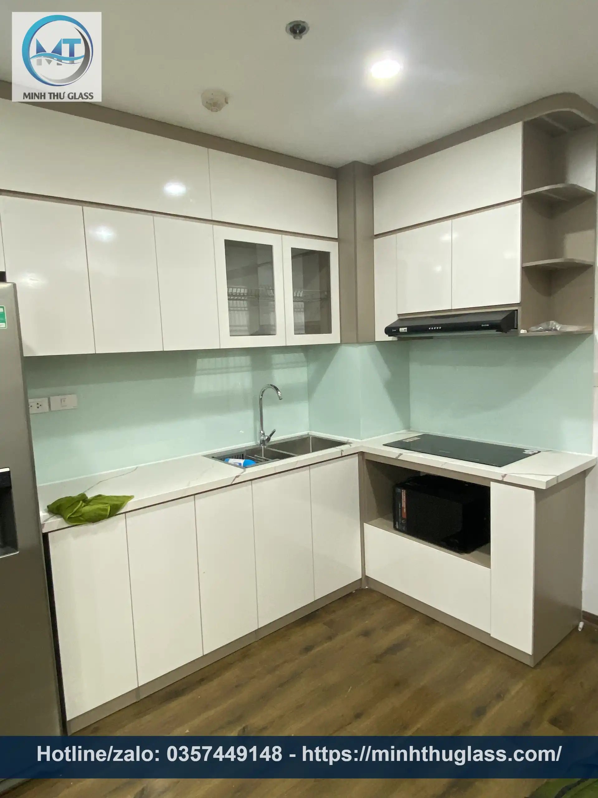 Kính ốp bếp màu trắng xanh giúp mở rộng không gian cho bếp nhỏ Kính ốp bếp màu trắng xanh cho bếp nhỏ