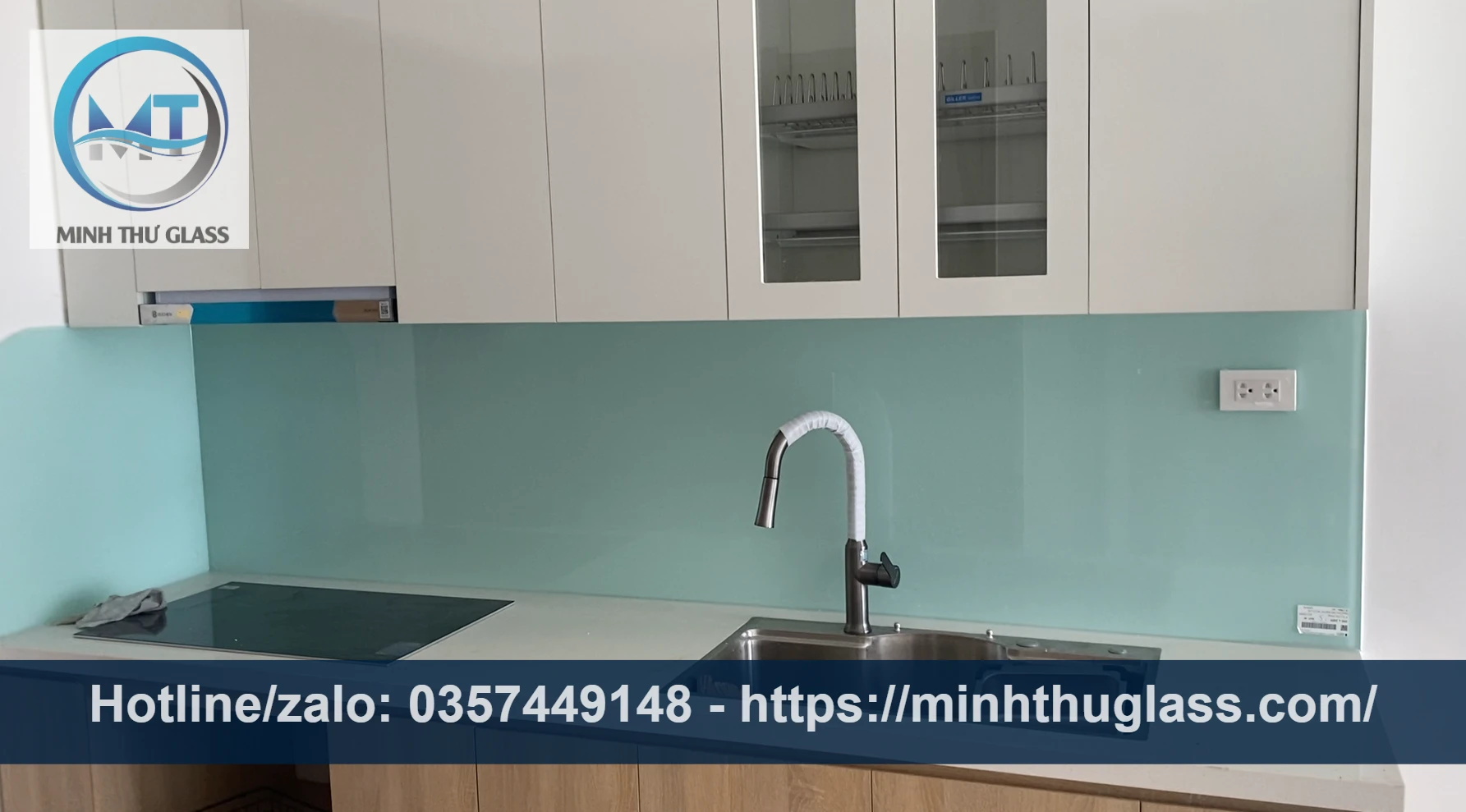 Kính ốp bếp màu trắng xanh hợp phong thủy mệnh Mộc, Thủy Kính ốp bếp màu trắng xanh hợp phong thủy