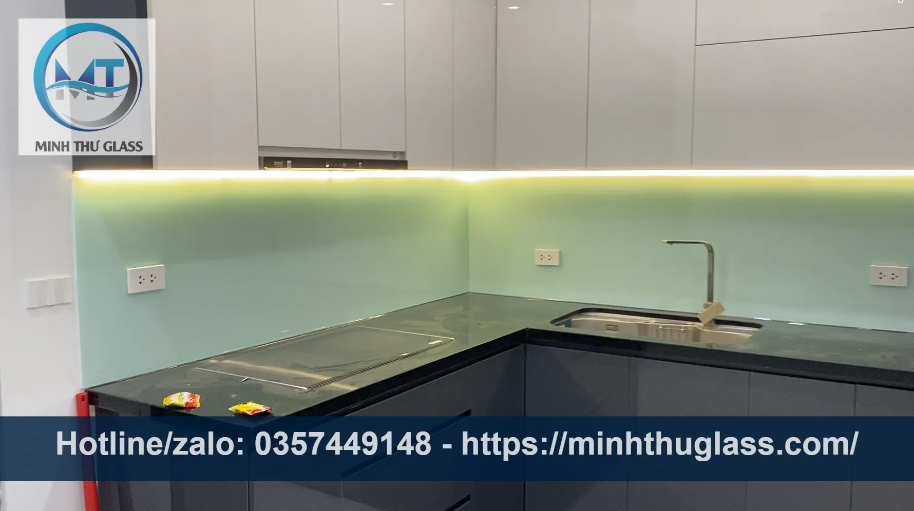 Kính ốp bếp màu trắng xanh tối ưu ánh sáng tự nhiên, làm bừng sáng căn bếp Kính ốp bếp màu trắng xanh tối ưu ánh sáng