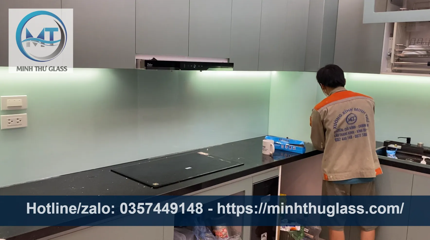 Kính ốp bếp màu trắng xanh kết hợp phụ kiện inox, tạo nét hiện đại Kính ốp bếp màu trắng xanh với phụ kiện inox