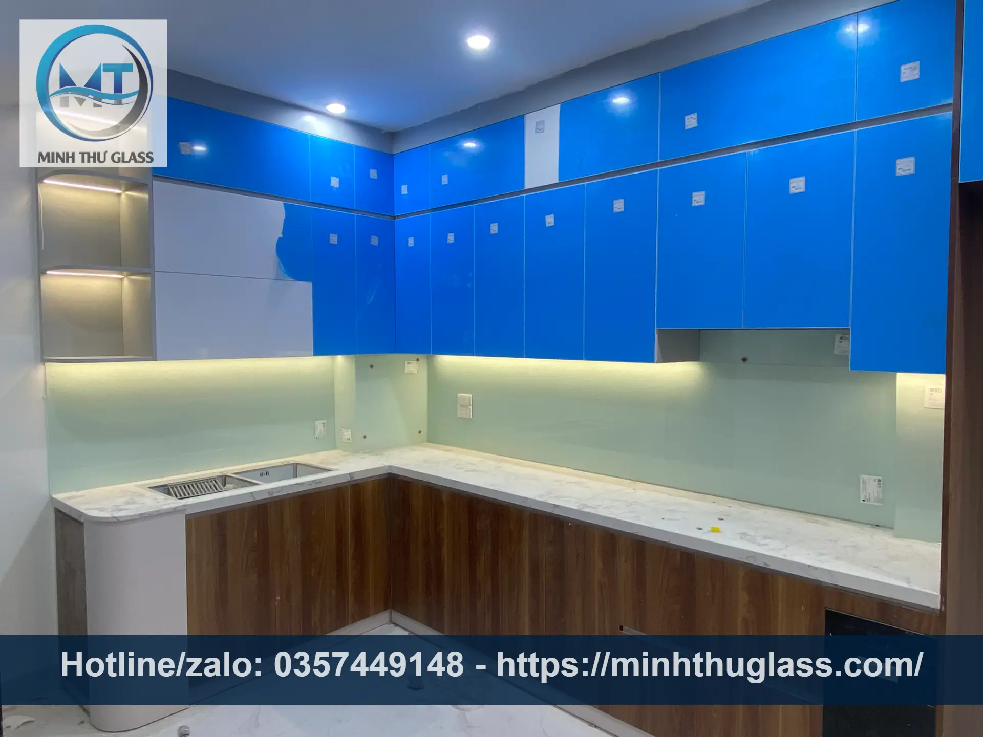 Kính ốp bếp màu trắng xanh phối tủ gỗ sáng, tạo sự ấm cúng và gần gũi thiên nhiên Kính ốp bếp màu trắng xanh với tủ gỗ sáng ấm cúng