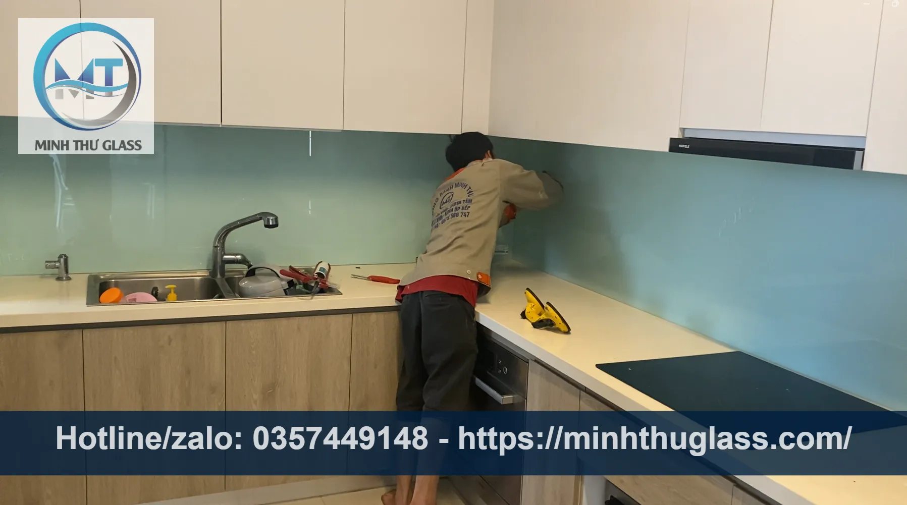 Kính ốp bếp màu trắng xanh phối tủ bếp trắng, tạo không gian hiện đại, tinh khôi Kính ốp bếp màu trắng xanh kết hợp tủ trắng hiện đại