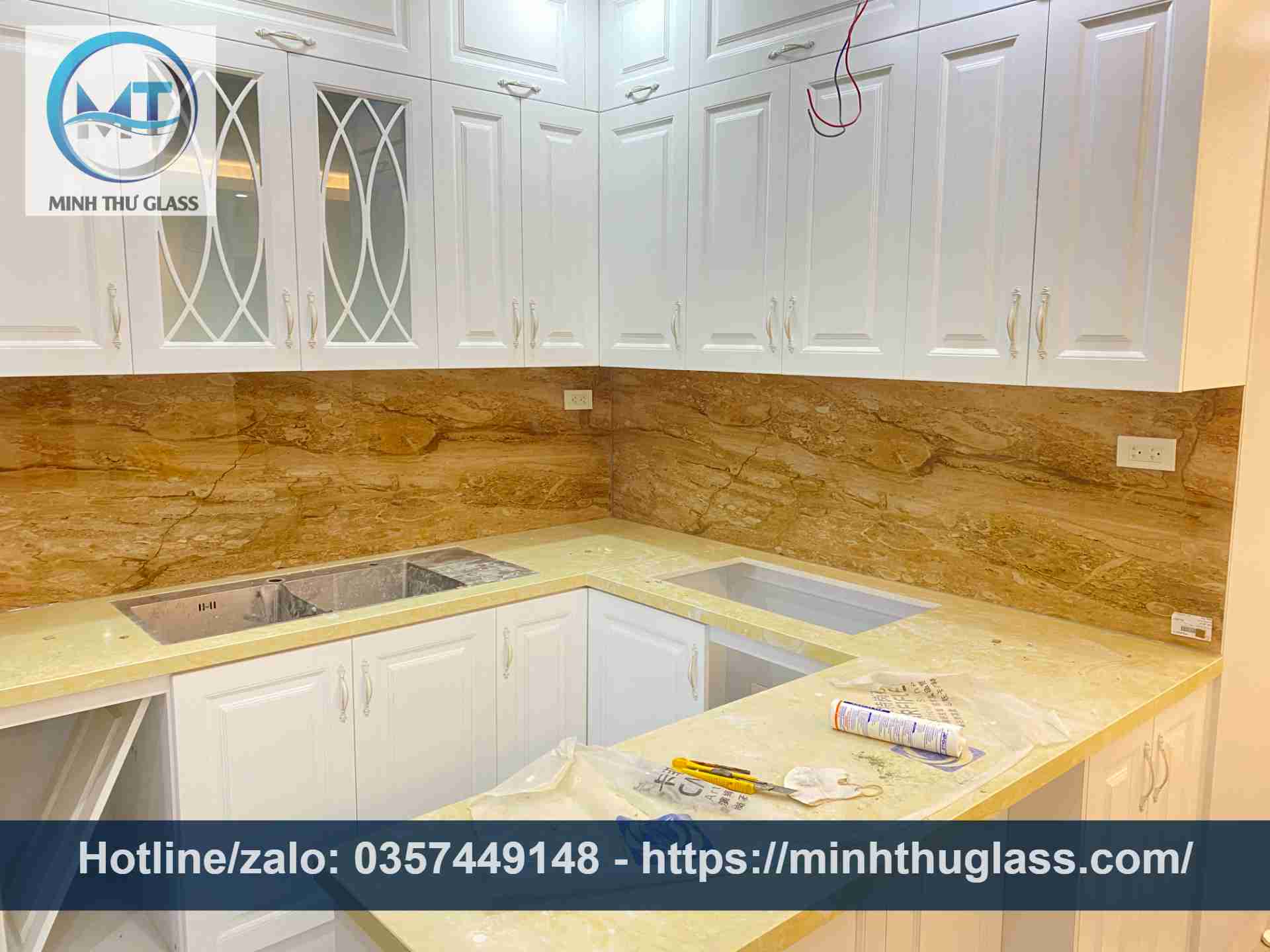 Tranh kính ốp bếp 3D vân đá cẩm thạch sang trọng