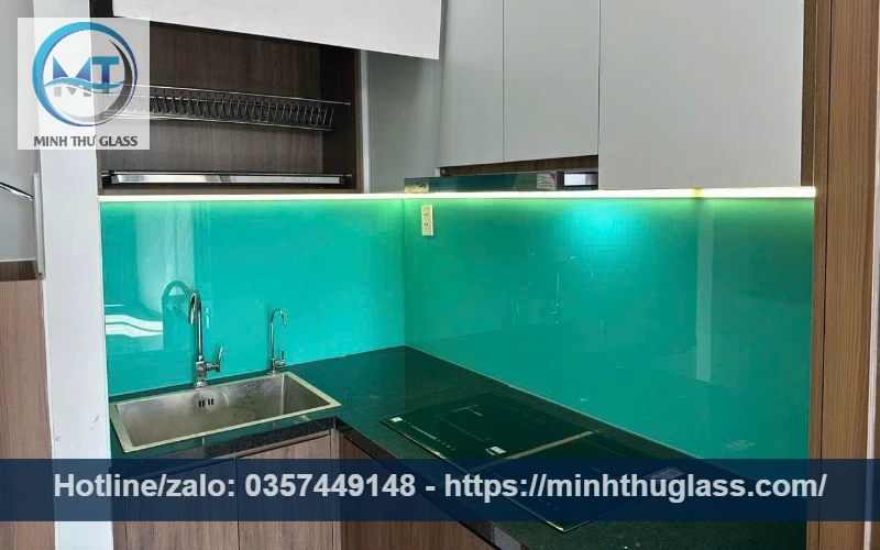 Kính ốp bếp màu xanh ngọc giúp mở rộng không gian cho bếp nhỏ Kính ốp bếp màu xanh ngọc cho bếp nhỏ