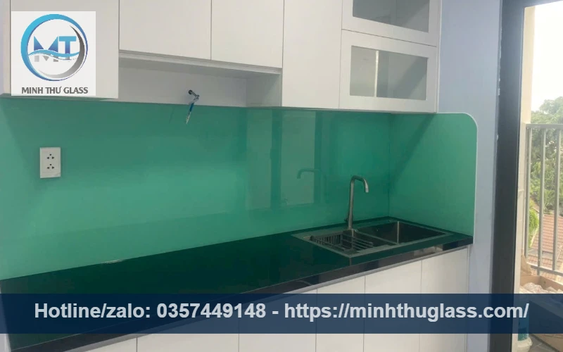 Kính ốp bếp màu xanh ngọc hợp phong thủy mệnh Mộc, Thủy Kính ốp bếp màu xanh ngọc hợp phong thủy